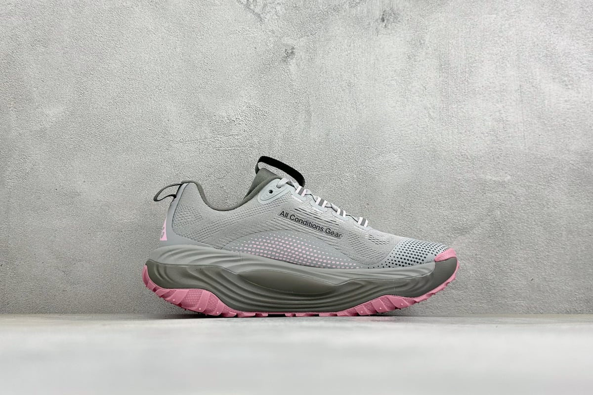 耐克 Nike ACG VOMERO TRAIL 防滑耐磨运动跑步鞋 灰黑粉 侧面实拍图