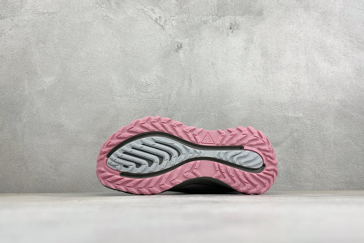 耐克 Nike ACG VOMERO TRAIL 防滑耐磨运动跑步鞋 灰黑粉 鞋头实拍图