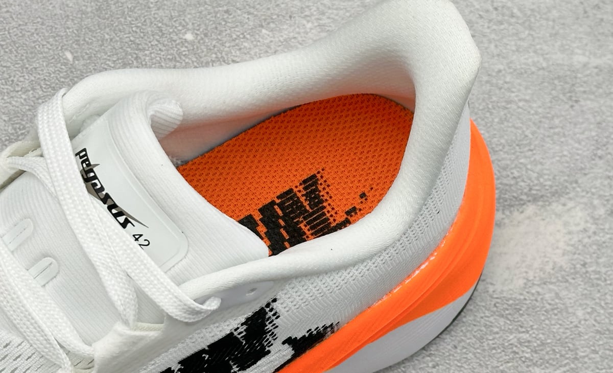 耐克 Nike Air Zoom Pegasus 42 耐克网面透气轻便耐磨跑鞋 白橙 上脚实拍图