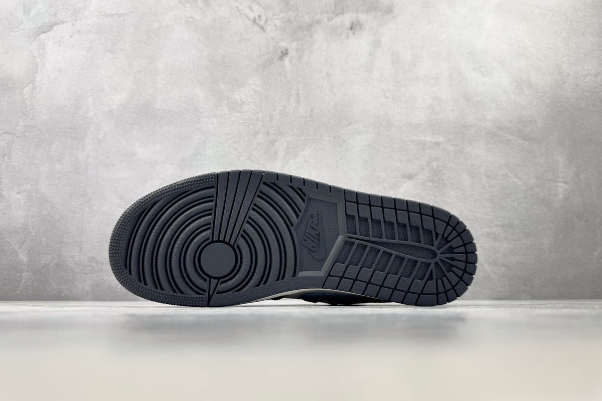 乔丹 Air Jordan 1 SE 蓝白色 鞋头实拍图