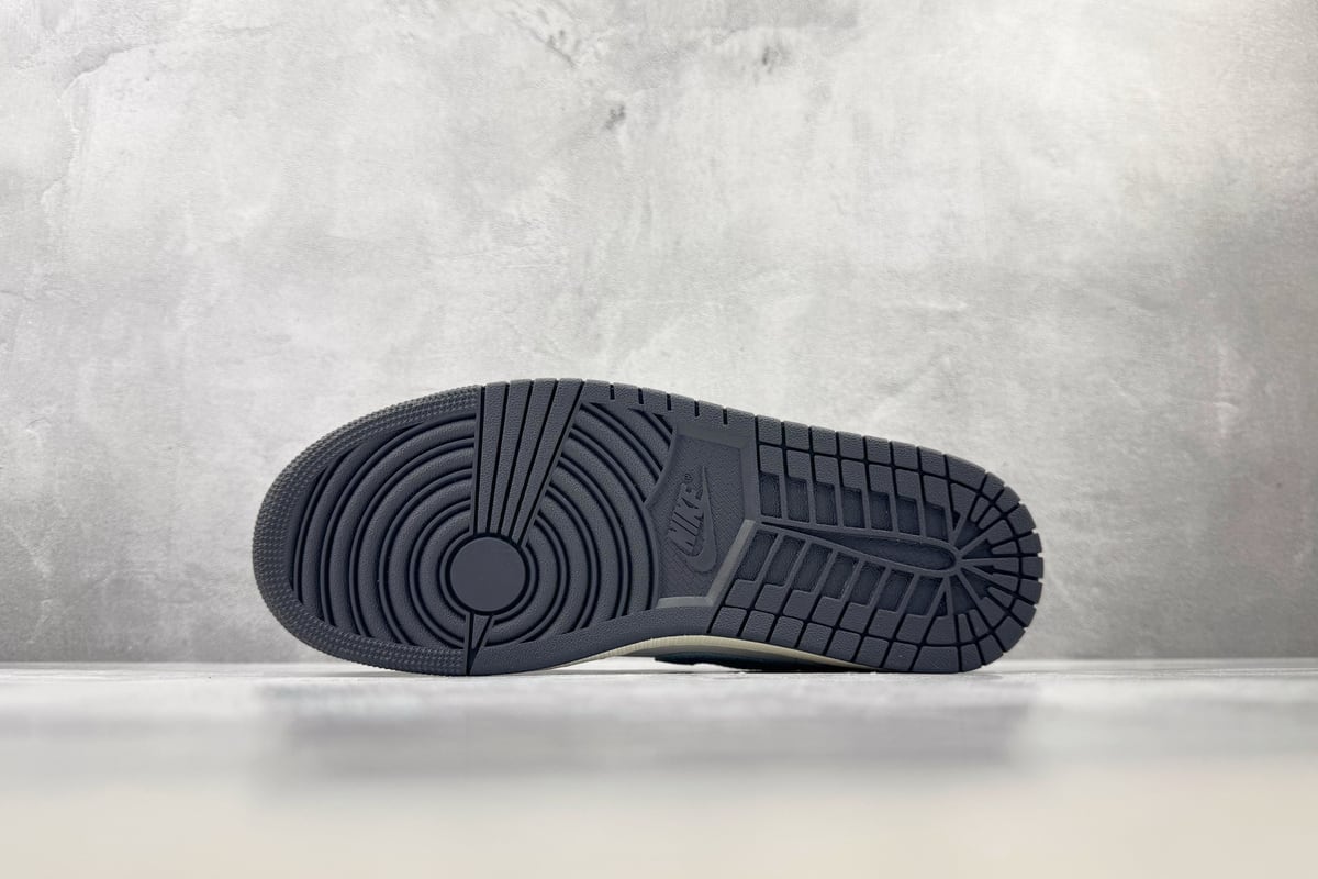 乔丹 Air Jordan 1 SE 蓝白色 鞋头实拍图
