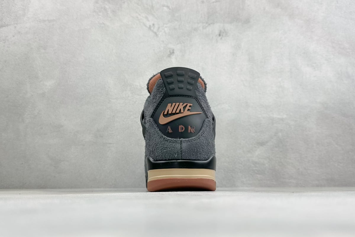 乔丹 Air Jordan 4 Retro 耐克迈克尔 灰黑 鞋底实拍图