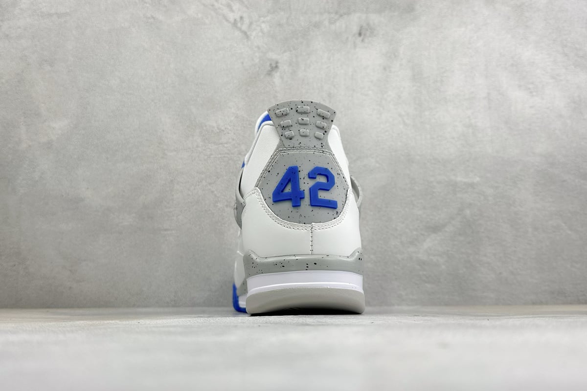 乔丹 Air Jordan 4 Retro 耐克迈克尔 白蓝黑 鞋底实拍图