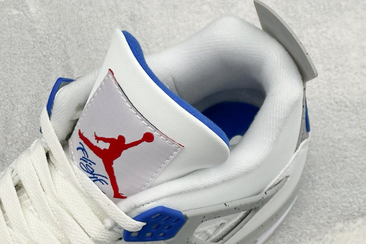 乔丹 Air Jordan 4 Retro 耐克迈克尔 白蓝黑 上脚实拍图