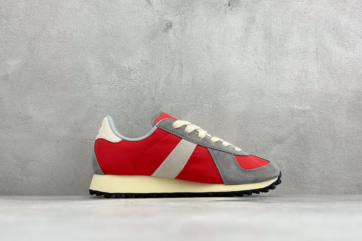 阿迪达斯 Adidas originals BW RUN 舒适贴合复古风德训跑步鞋 红灰 侧面实拍图