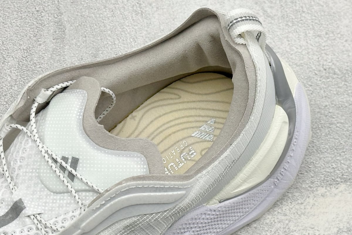 阿迪达斯 Adidas Holo Peak 防滑运动 舒适贴合 低帮越野跑鞋 白 上脚实拍图