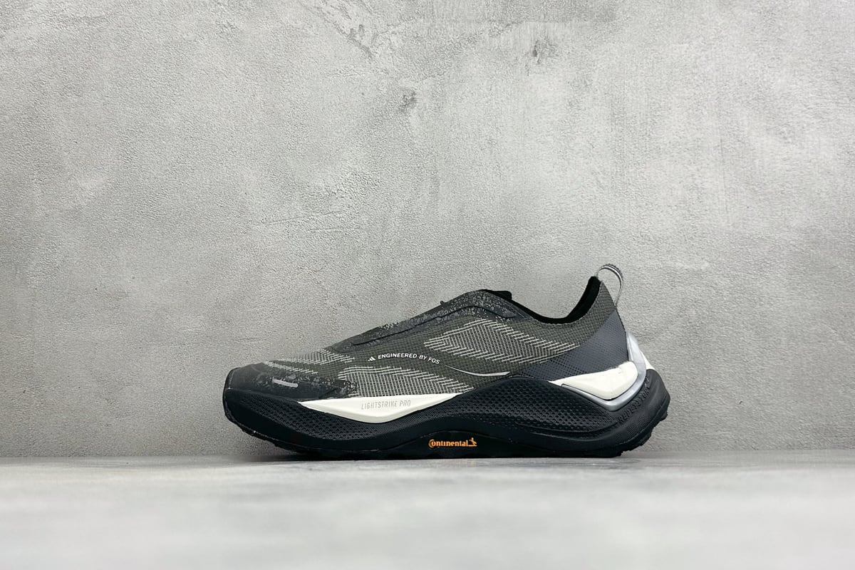 阿迪达斯 Adidas Holo Peak 防滑运动 舒适贴合 低帮越野跑鞋 黑白 正面实拍图