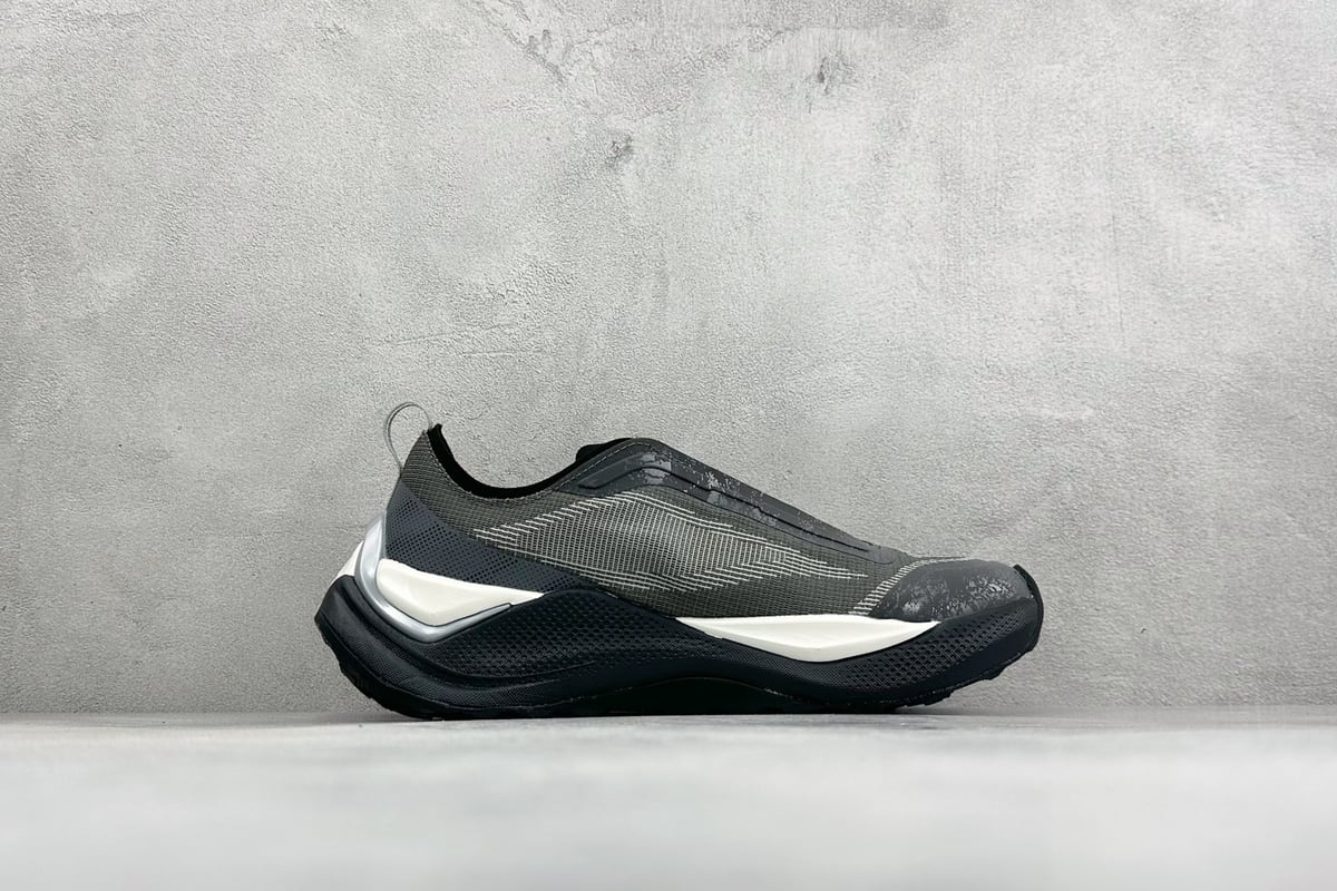 阿迪达斯 Adidas Holo Peak 防滑运动 舒适贴合 低帮越野跑鞋 黑白 侧面实拍图