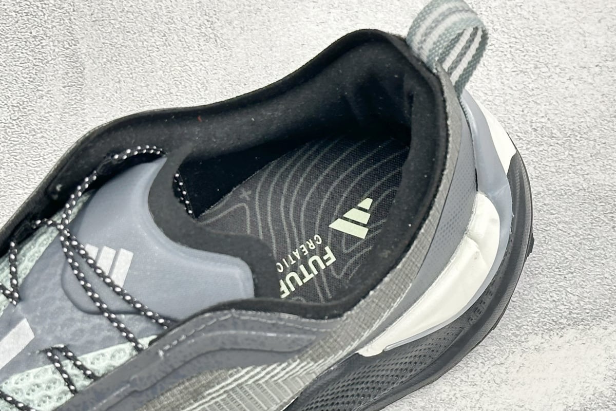阿迪达斯 Adidas Holo Peak 防滑运动 舒适贴合 低帮越野跑鞋 黑白 上脚实拍图
