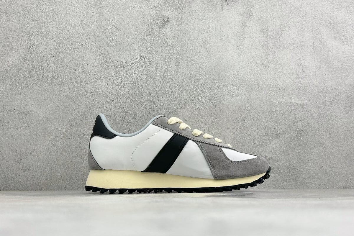 阿迪达斯 Adidas originals BW RUN 舒适贴合复古风德训跑步鞋 灰黑白 侧面实拍图