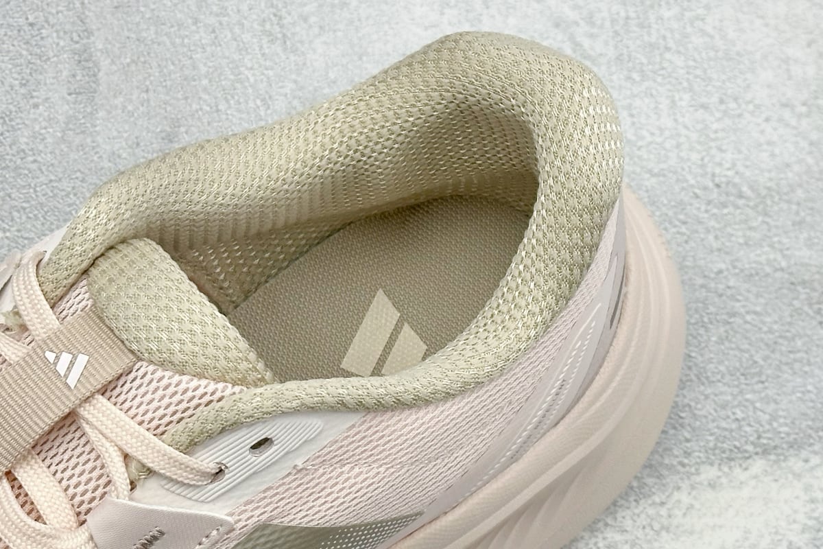 阿迪达斯 Adidas Dreamcushion 阿迪透气缓震休闲运动鞋 白 上脚实拍图