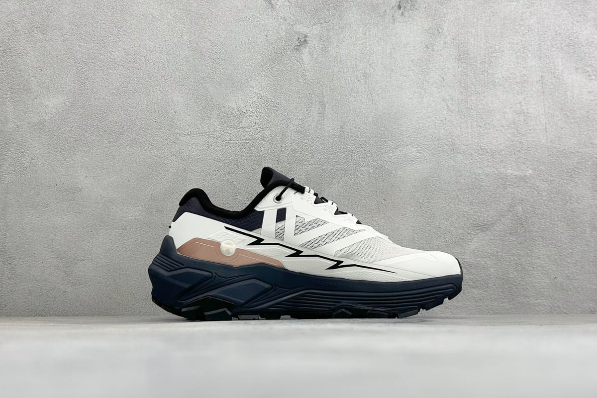 凯乐石 Kailas Fuga Ex3 陡坡稳定越野跑山鞋 黑白蓝 侧面实拍图