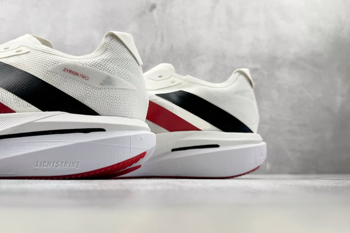 阿迪达斯 Adidas ZYRION PRO 追风白橙 上脚实拍图