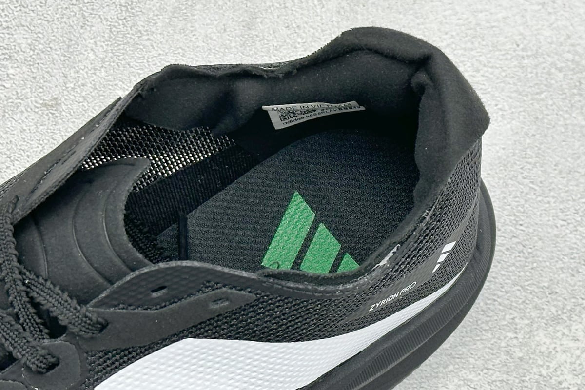 阿迪达斯 Adidas ZYRION PRO 舒适贴合防滑耐磨透气回弹跑步鞋 黑白 上脚实拍图