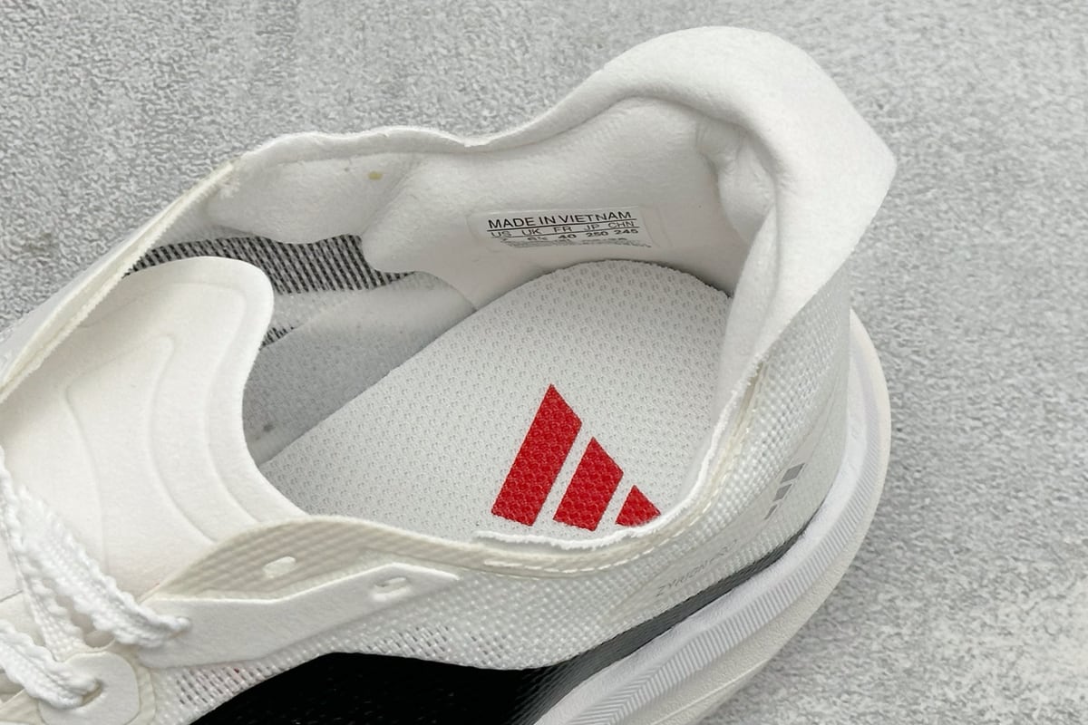 阿迪达斯 Adidas ZYRION PRO 舒适贴合防滑耐磨透气回弹跑步鞋 白黑 上脚实拍图