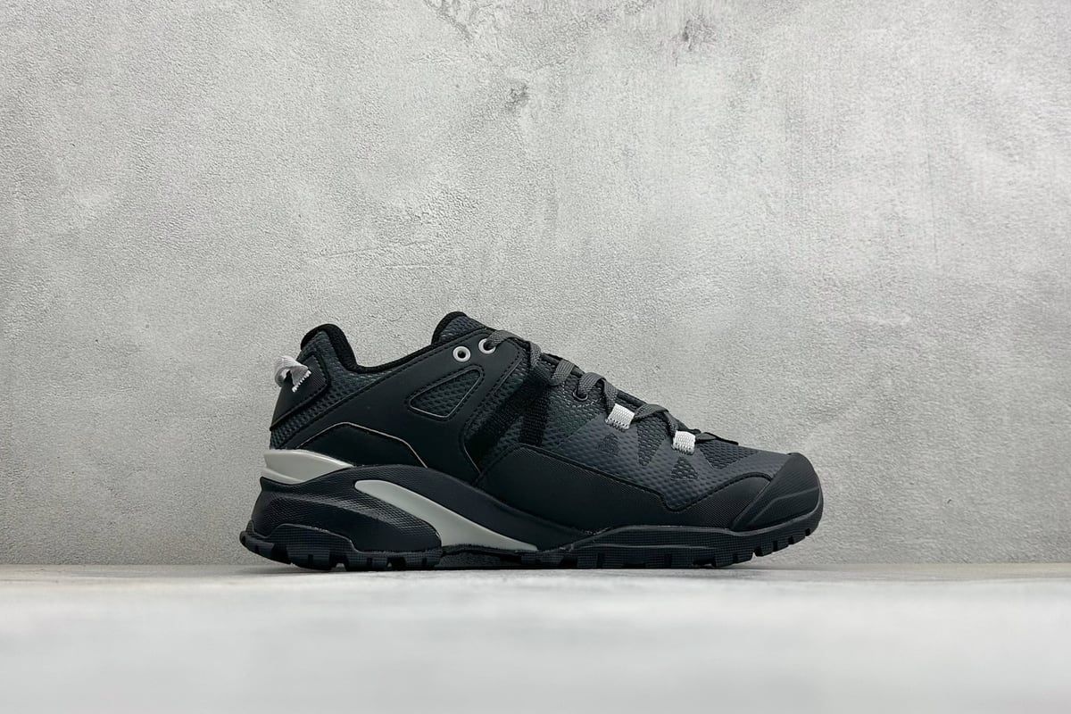 北面 The North Face The North MEN’S ULTRA 黑白蓝 侧面实拍图