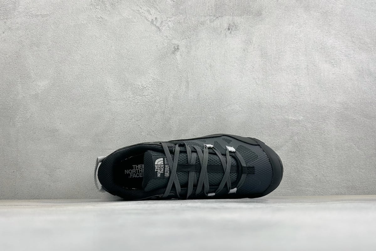 北面 The North Face The North MEN’S ULTRA 黑白蓝 背面实拍图