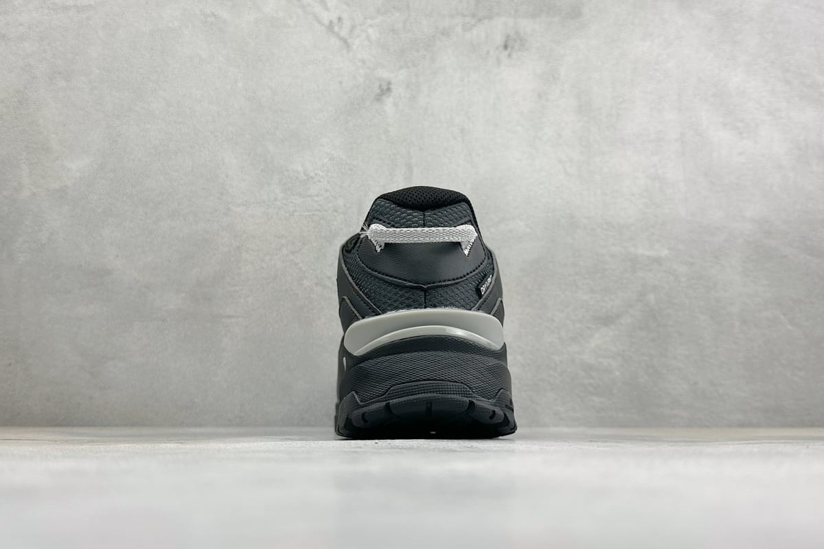 北面 The North Face The North MEN’S ULTRA 黑白蓝 鞋底实拍图