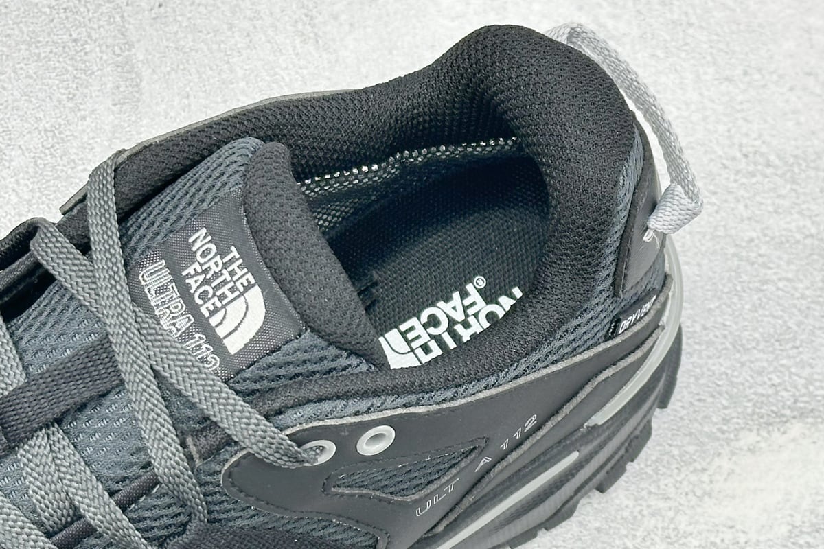 北面 The North Face The North MEN’S ULTRA 黑白蓝 上脚实拍图