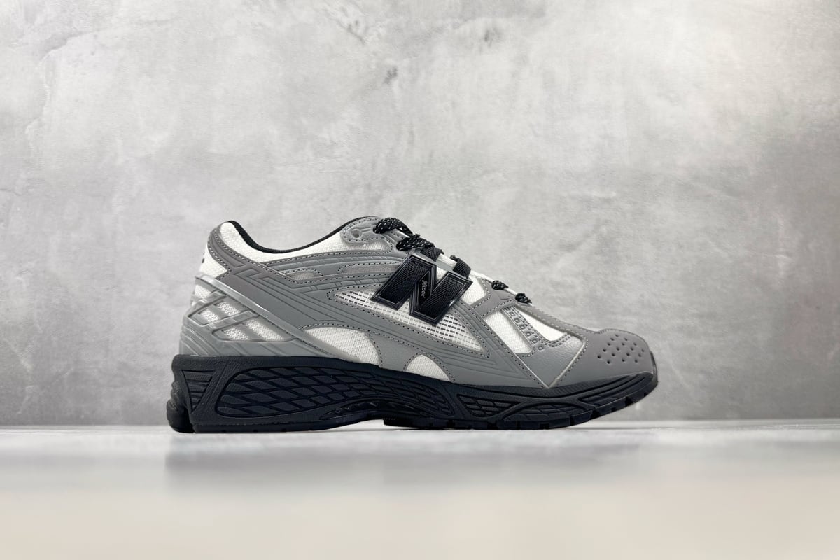 新百伦 New Balance 1906N 灰白 侧面实拍图