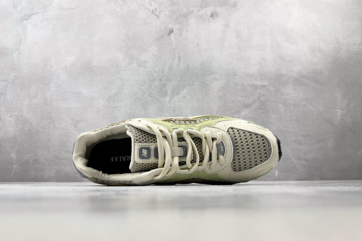 新百伦 New Balance 204L 米绿 背面实拍图