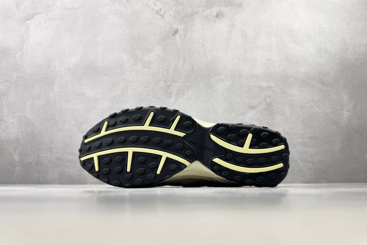 新百伦 New Balance 204L 米绿 鞋头实拍图