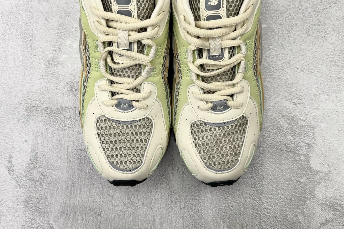 新百伦 New Balance 204L 米绿 鞋标实拍图