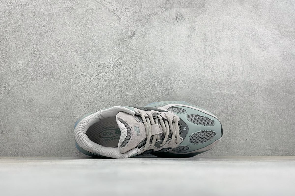 新百伦 New Balance 983系列 新百伦 复古休闲运动慢跑鞋 白黑 背面实拍图